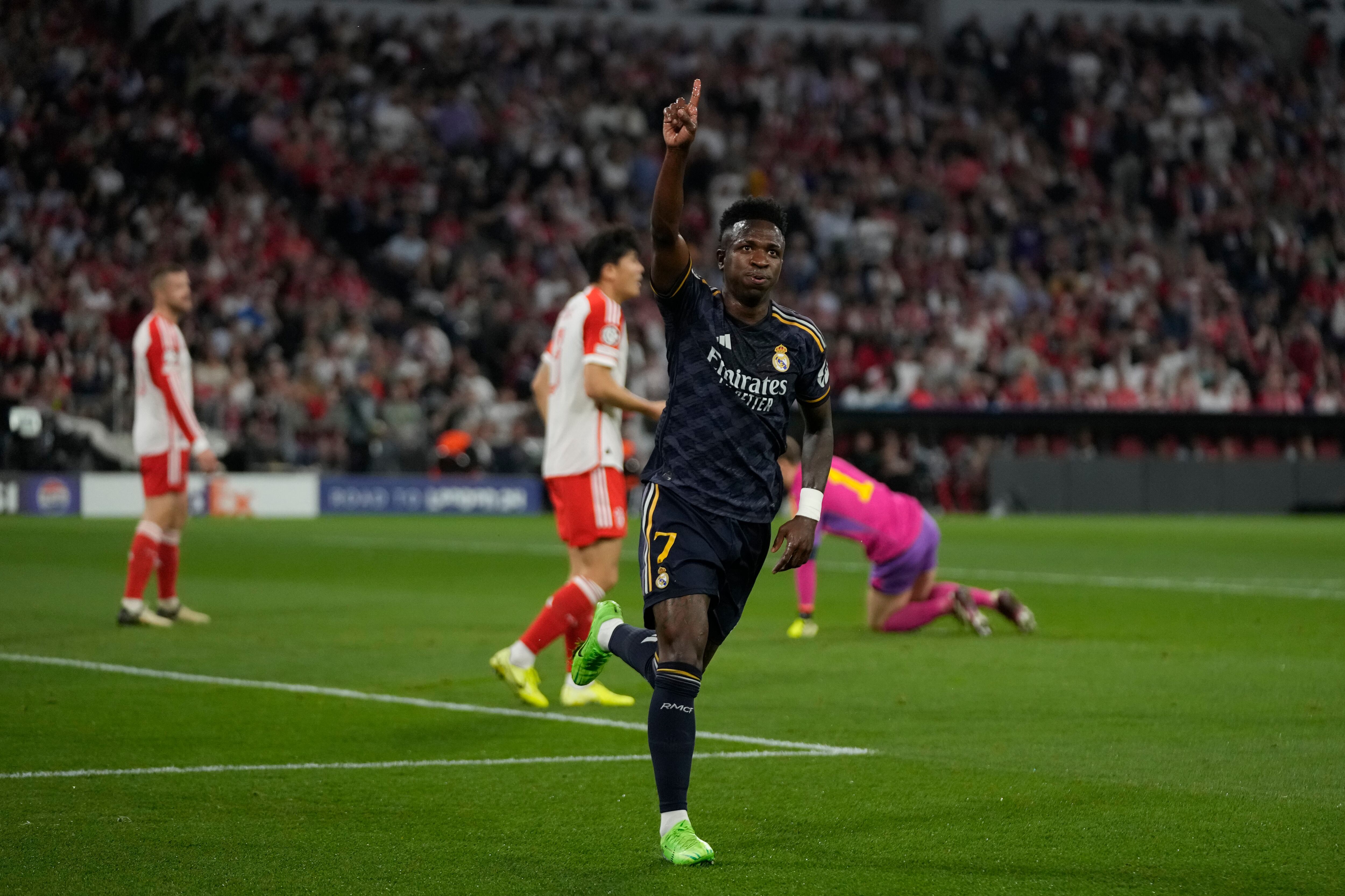 Vinicius Junior del Real Madrid celebra después de anotar el primer gol de su equipo durante el partido de ida de las semifinales de la Liga de Campeones entre Bayern Munich y Real Madrid en el Allianz Arena en Munich, Alemania, el martes 30 de abril de 2024. (Foto AP/Matthias Schrader)
