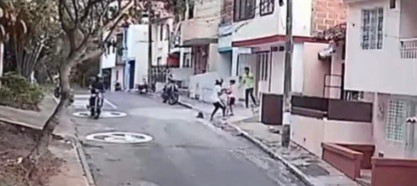 Las autoridades buscan a los delincuentes.