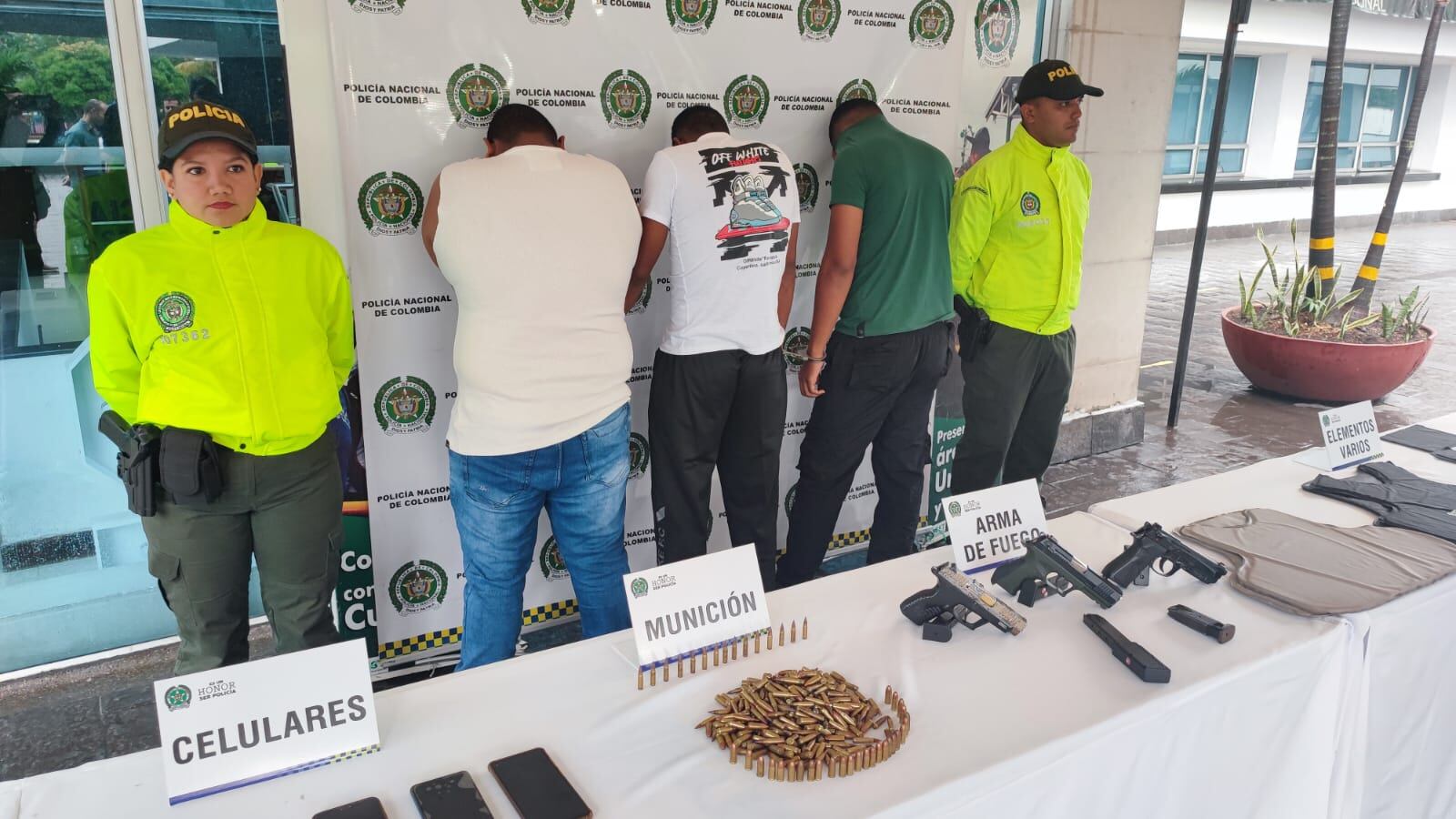 Autoridades capturaron a cinco personas, tres de ellas integrantes de disidencias de las Farc, por atentado con granada a CAI en Cali.