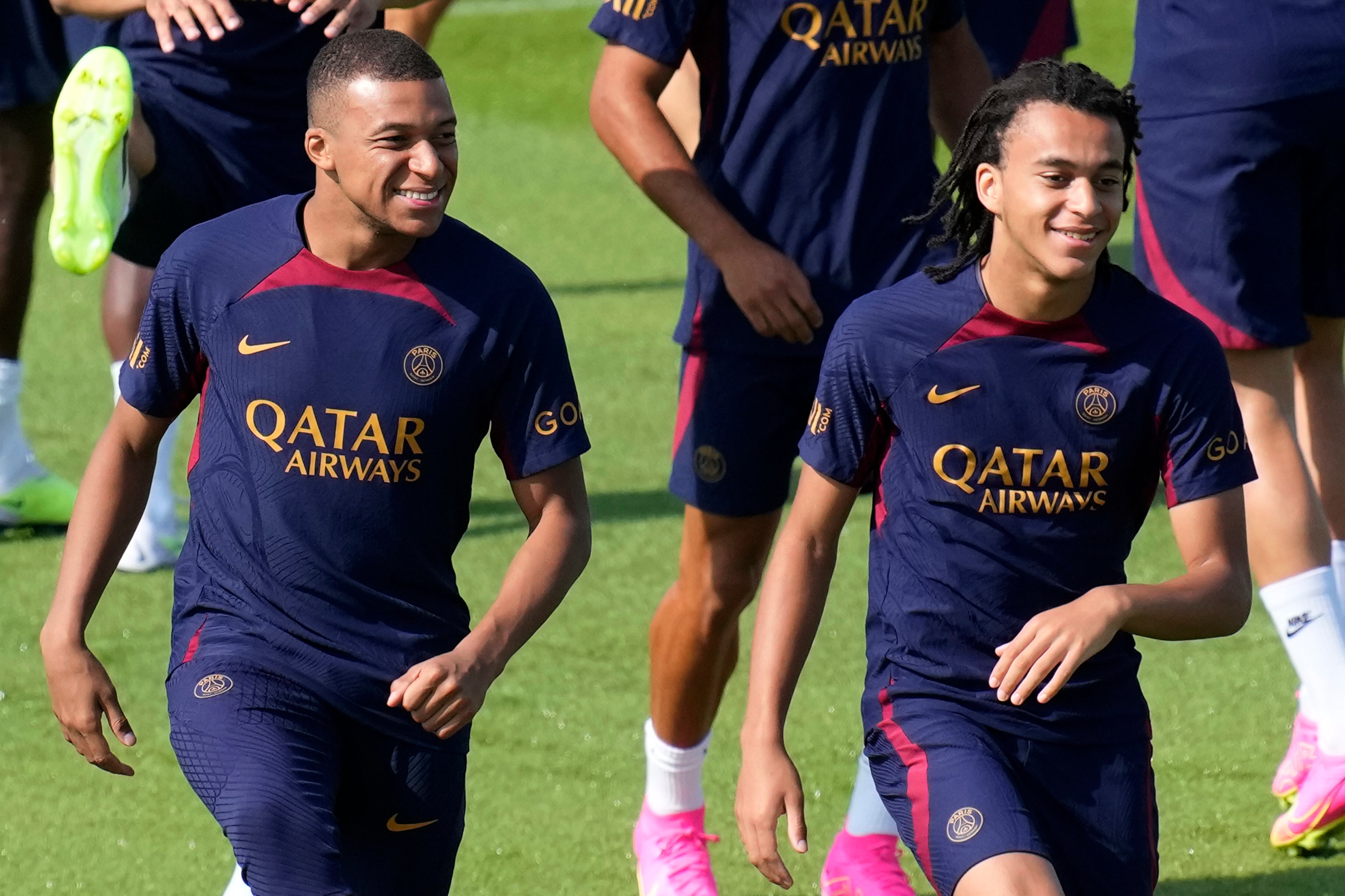 Kylian Mbappé y su hermano Ethan Mbappé asisten a una sesión de entrenamiento con el Paris Saint-Germain el jueves 20 de julio del 2023. (AP Foto/Christophe Ena)