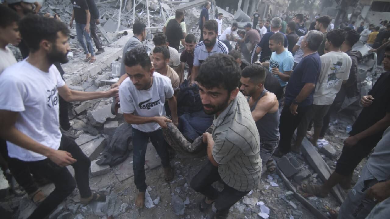 Palestinos evacuan a los heridos en el bombardeo israelí de Rafah, en el sur de la Franja de Gaza.