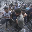 Palestinos evacuan a los heridos en el bombardeo israelí de Rafah, en el sur de la Franja de Gaza.