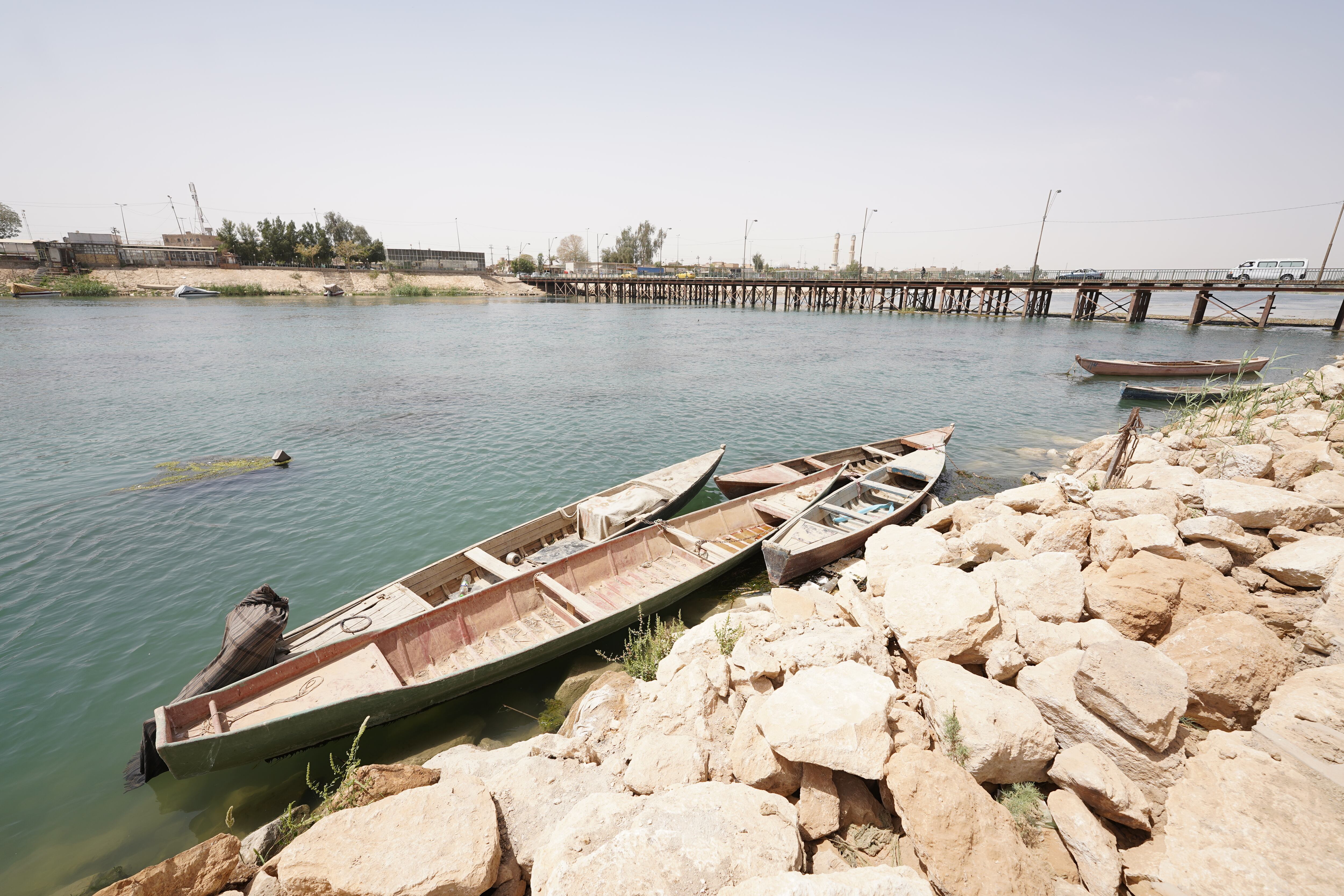 Barcos de madera tradicionales hechos a mano se ven en el río Éufrates en Najaf, Irak, el 11 de abril de 2022. En la ciudad de Najaf, donde fluye el río Éufrates, la gente de la región ha estado fabricando barcos de madera para más de cien años.