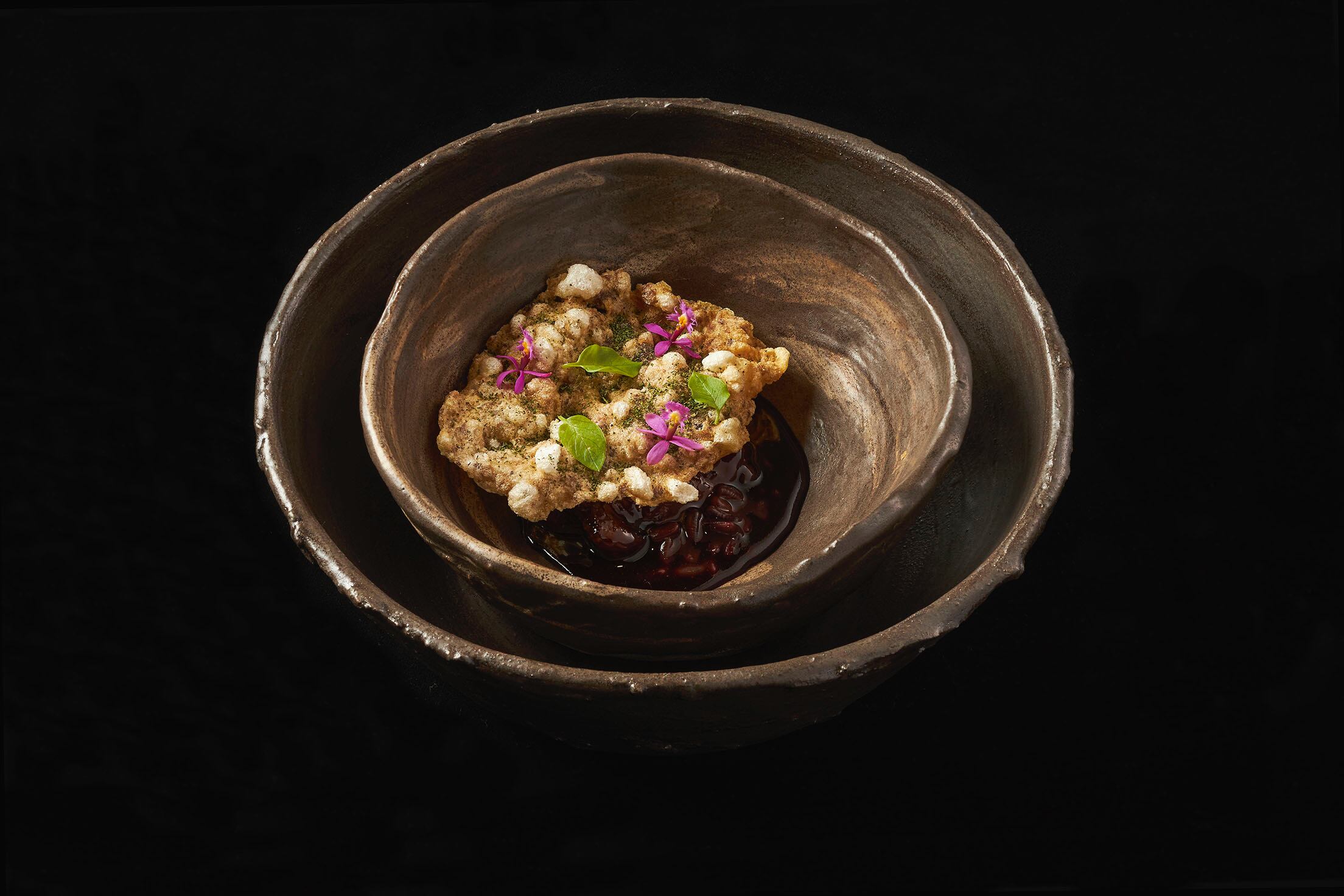 Cerdo sabanero y frijol diablito, uno de los platos presentes en el restaurante LEO en Bogotá.