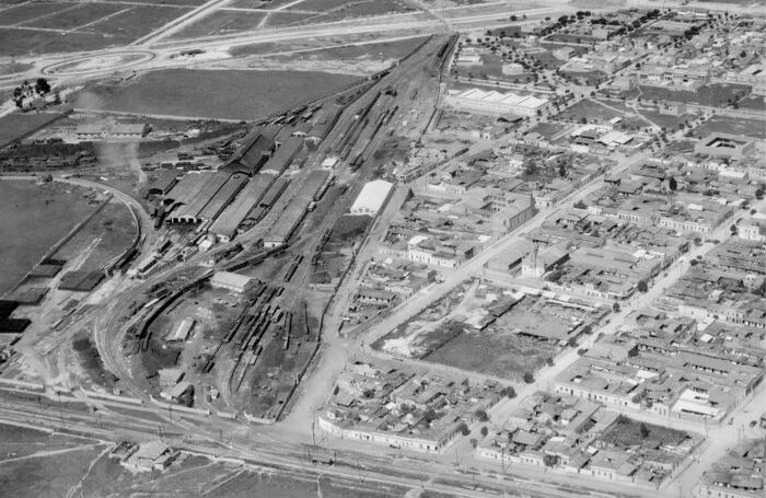 1948. Estación del Nordeste, avenida de las Américas. Vía del ferrocarril de Cundinamarca, barrio Samper Mendoza. 