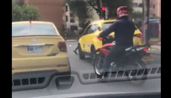 El hurto y el hecho de intolerancia que involucró a otros ciudadanos se registró sobre la calle 53 con carrera 75.