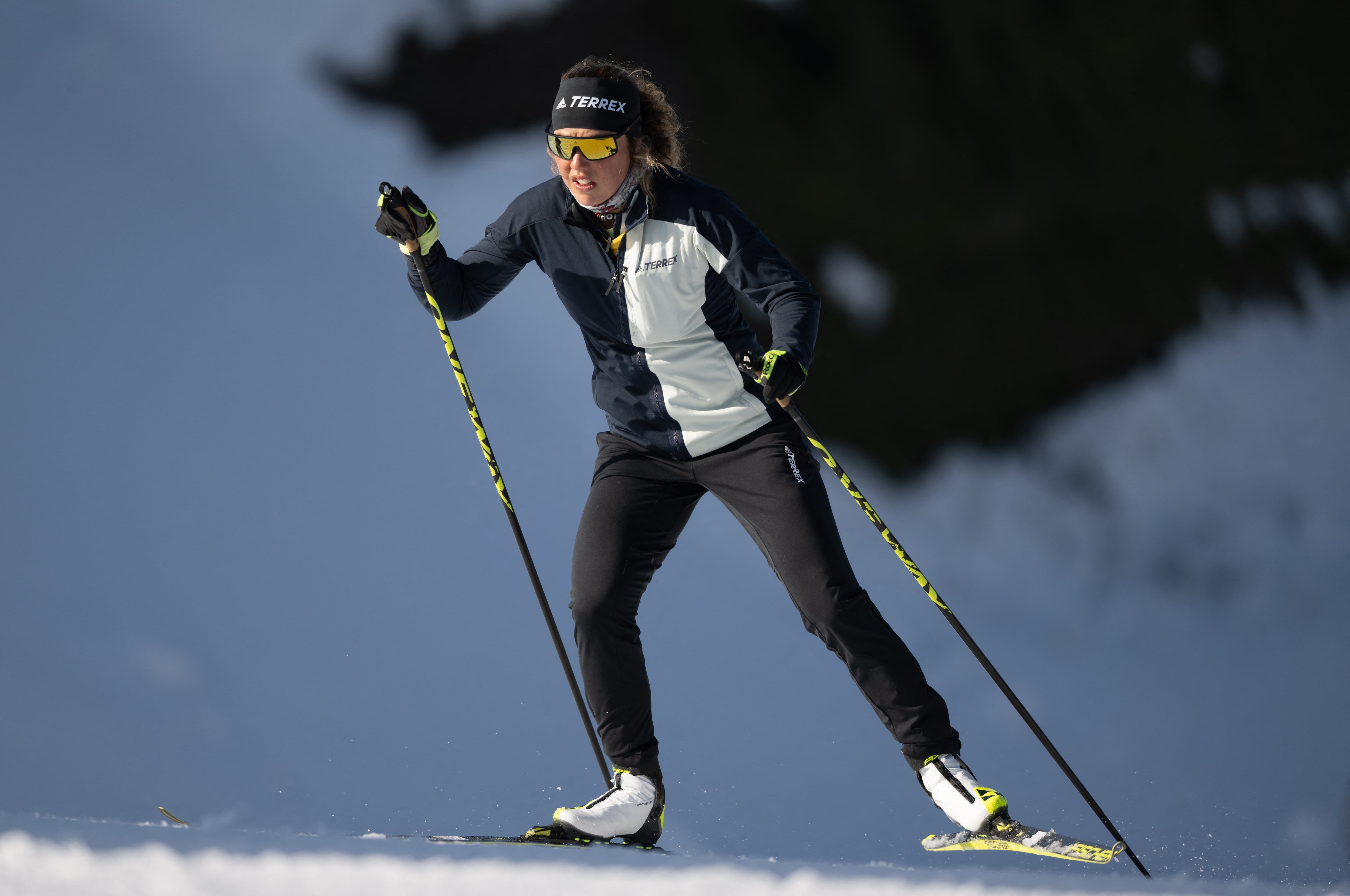 13 de febrero de 2023, Turingia, Oberhof: Biatlón: Campeonato del Mundo, entrenamiento, mujeres. La ex biatleta alemana de talla mundial Laura Dahlmeier corre en la pista del estadio. Dahlmeier se encuentra en Oberhof como experto del ZDF. Foto: Hendrik Schmidt/dpa (Foto de HENDRIK SCHMIDT / dpa Picture-Alliance vía AFP)