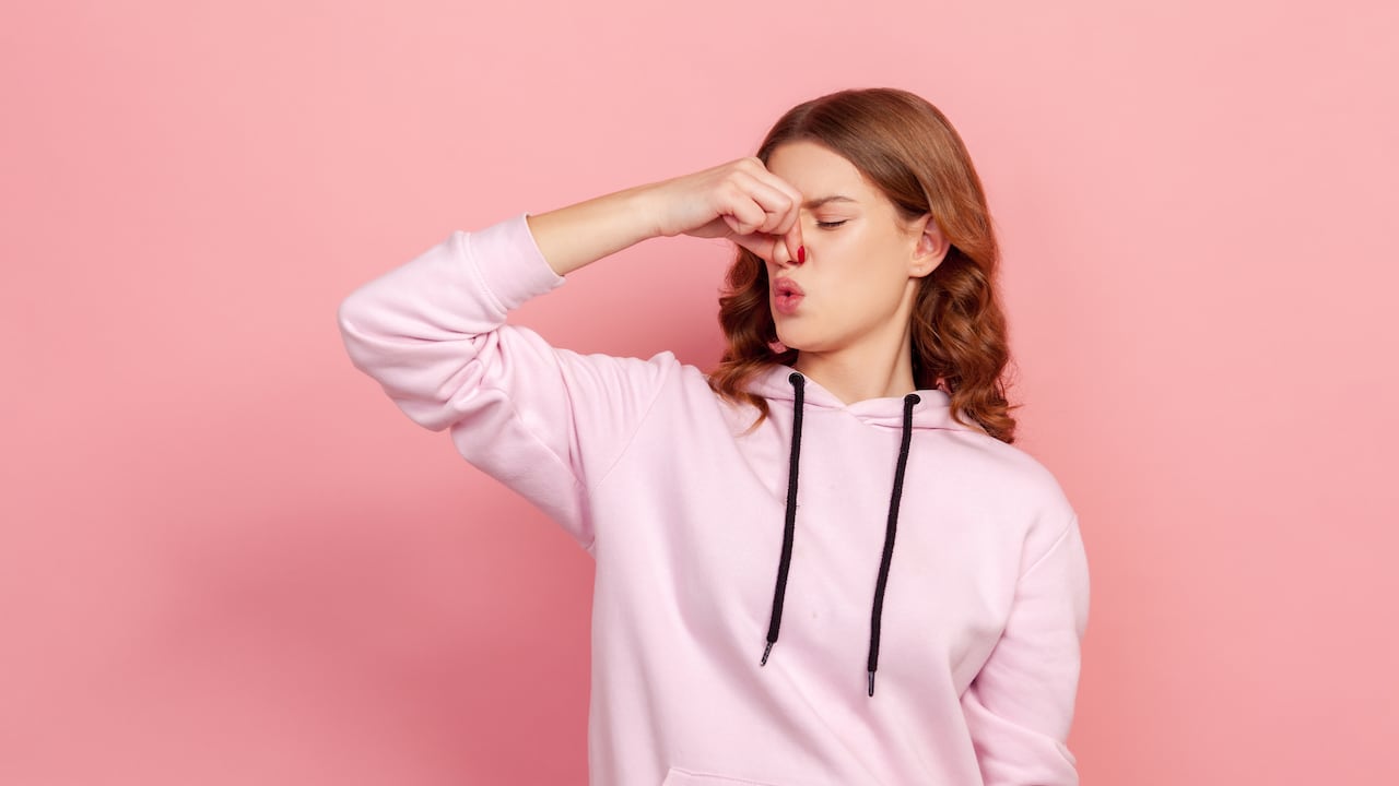 Este mal olor se puede manifestar a través del sudor cuando una persona está nerviosa o físicamente activa, por el aliento o directamente en la orina.