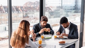 La hora del almuerzo no hace parte de la jornada laboral, es decir, no se contabiliza para efecto de pago, por lo que no es un tipo de ‘descanso remunerado’.
