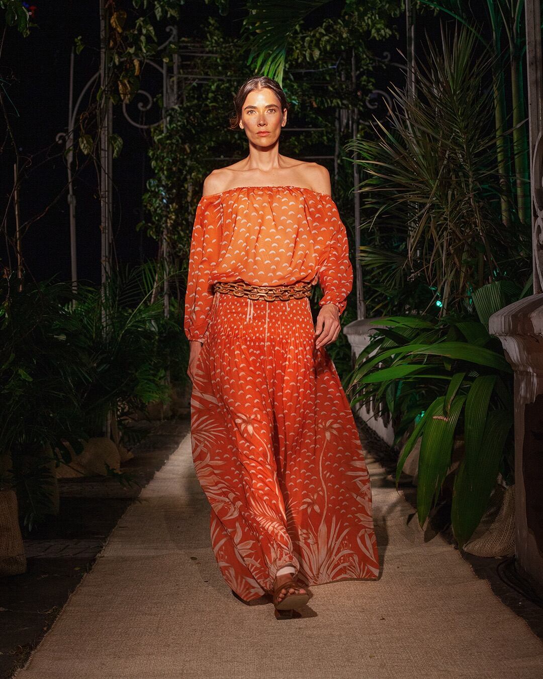El diseñador Andrés Otálora presentó su nueva colección Resort 2027: Serena & Costera como cierre del pre show de Colombiamoda 2026 en Cali.