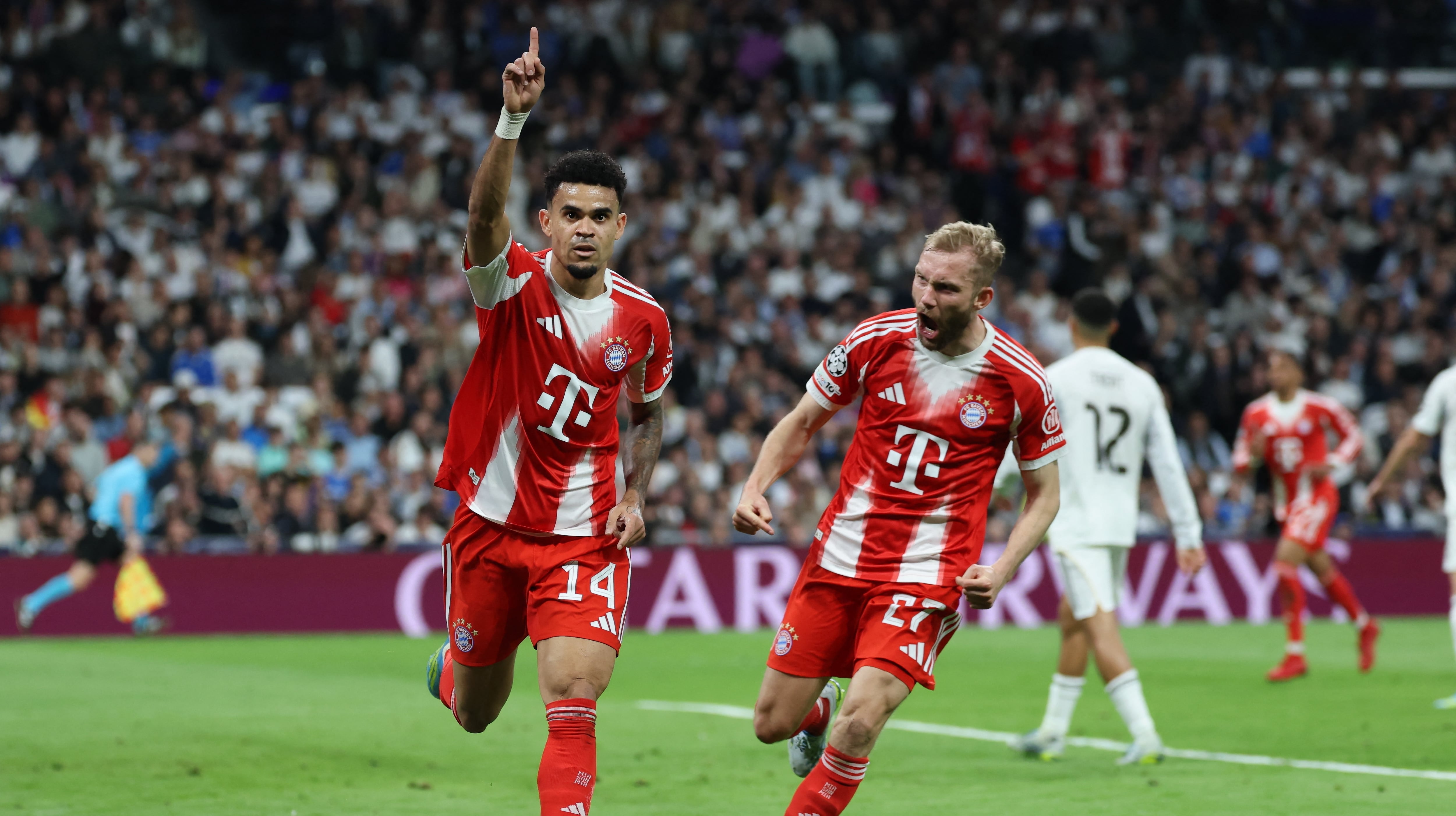 El delantero colombiano del Bayern de Múnich, Luis Díaz (número 14), celebra el primer gol con el centrocampista austriaco del Bayern de Múnich, Konrad Laimer (número 27), durante el partido de ida de los cuartos de final de la Liga de Campeones de la UEFA entre el Real Madrid CF y el FC Bayern de Múnich en el estadio Santiago Bernabéu de Madrid, el 7 de abril de 2026. (Foto de Thomas COEX / AFP)
