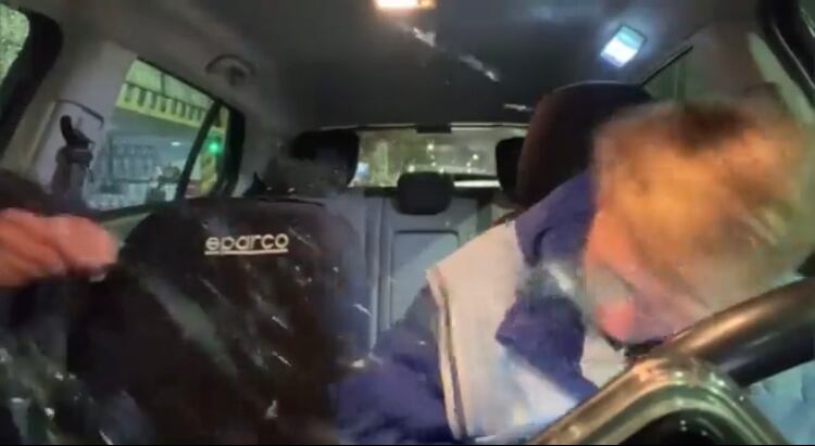 El delincuente rompe violentamente el vidrio de la puerta derecha que da hacia el asiento del acompañante.