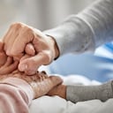 Foto de referencia sobre las manos de dos adultos mayores