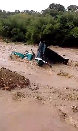 Volqueta arrastrada por el río de Oro, en Girón.