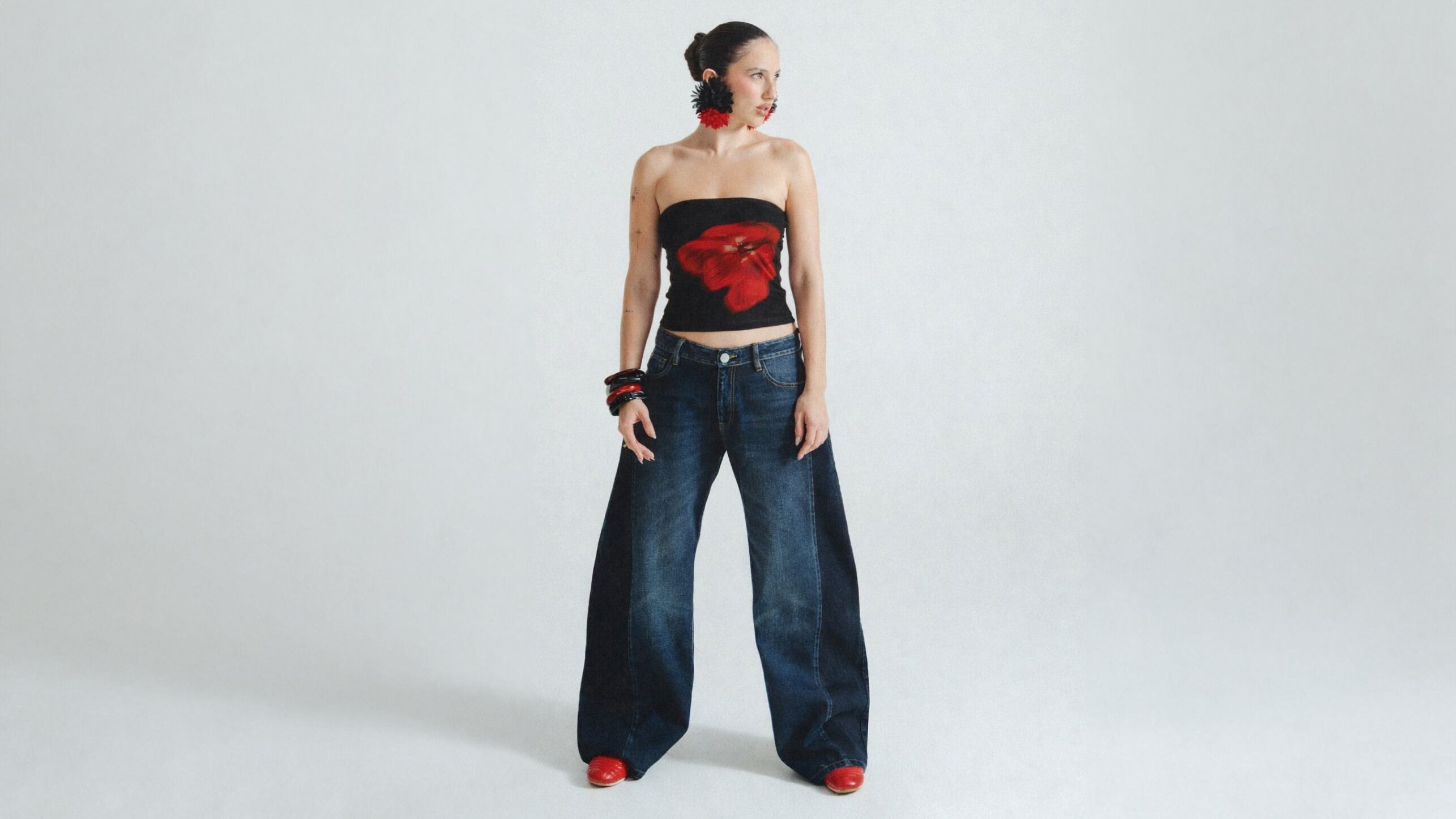 La cadena Falabella presentó una colección junto a la cantante colombiana Aria Vega, una propuesta de 32 prendas pensada para acompañar la temporada de festivales