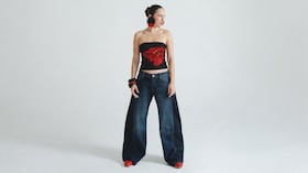 La cadena Falabella presentó una colección junto a la cantante colombiana Aria Vega, una propuesta de 32 prendas pensada para acompañar la temporada de festivales