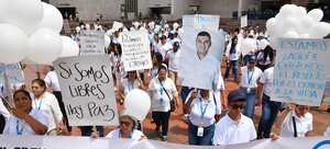 En silencio y con camisetas blancas, marcharon los funcionarios de la Personería con la esperanza de ver pronto a Diego Cardona Campo.