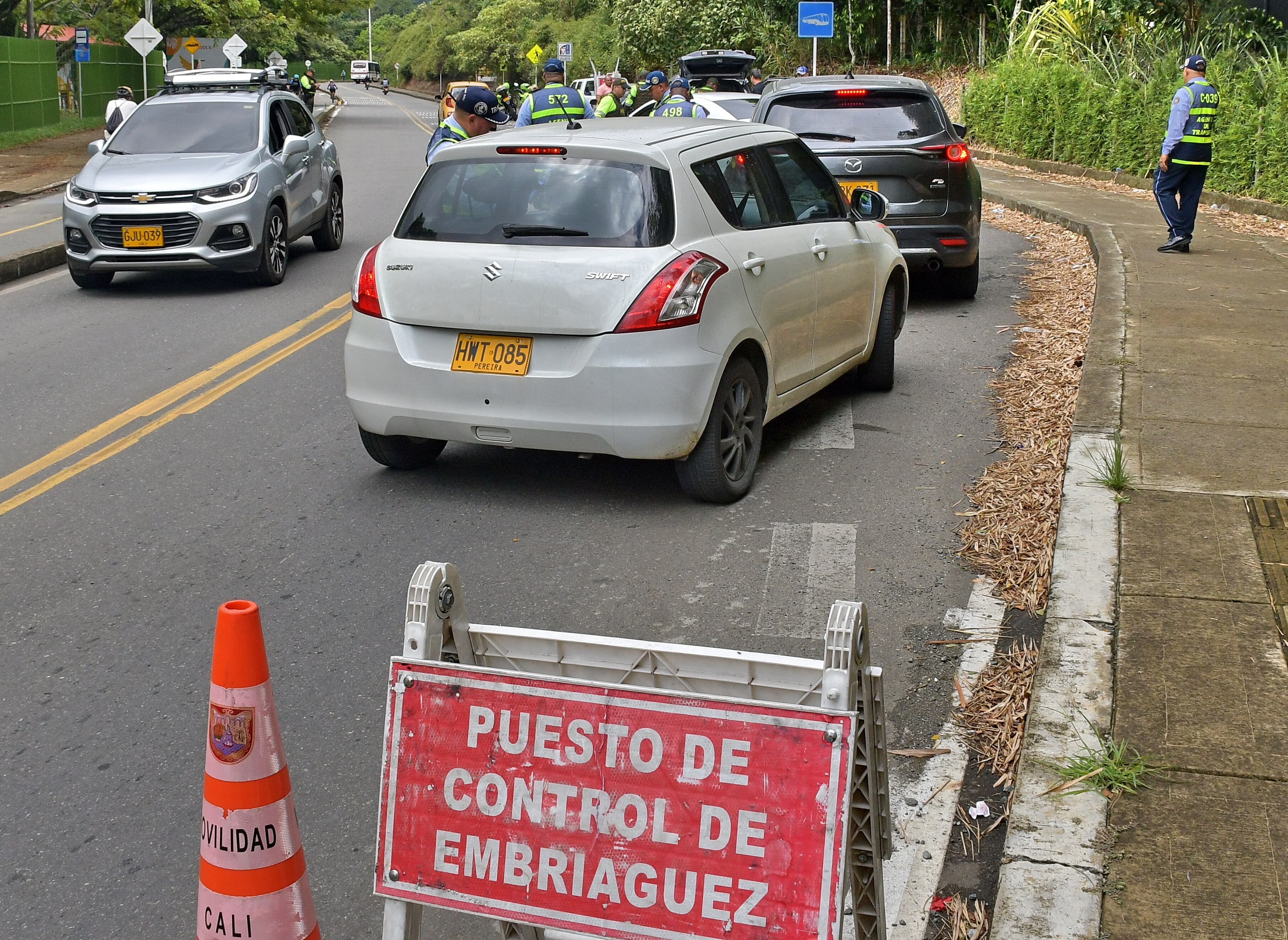 Operativos de los Agentes de Transito y Policía Nacional, es lo que se ve en diferentes puntos de las entradas a Cali por el primer puente festivo del mes de noviembre. Fotos Raúl Palacios / El Pais.