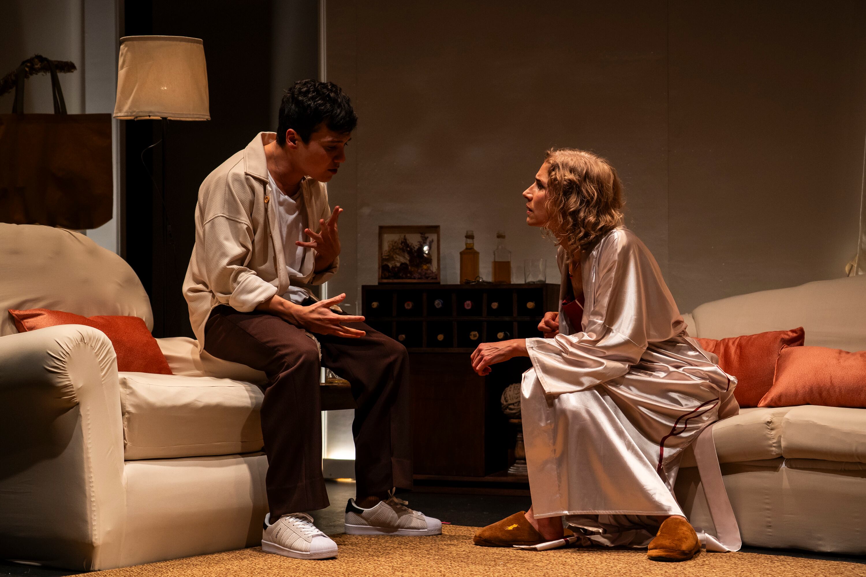 En una conversación íntima, Marcela y Santiago (Tatiana Rentería y Sebastián Moya) conjuran el momento en que el amor materno se enfrenta al dolor de soltar. Foto: Andrés Uribe Naranjo