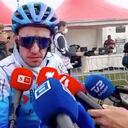 Simon Yates, corredor del BikeExchange–Jayco, habla para los micrófonos de SEMANA en La Ruta.