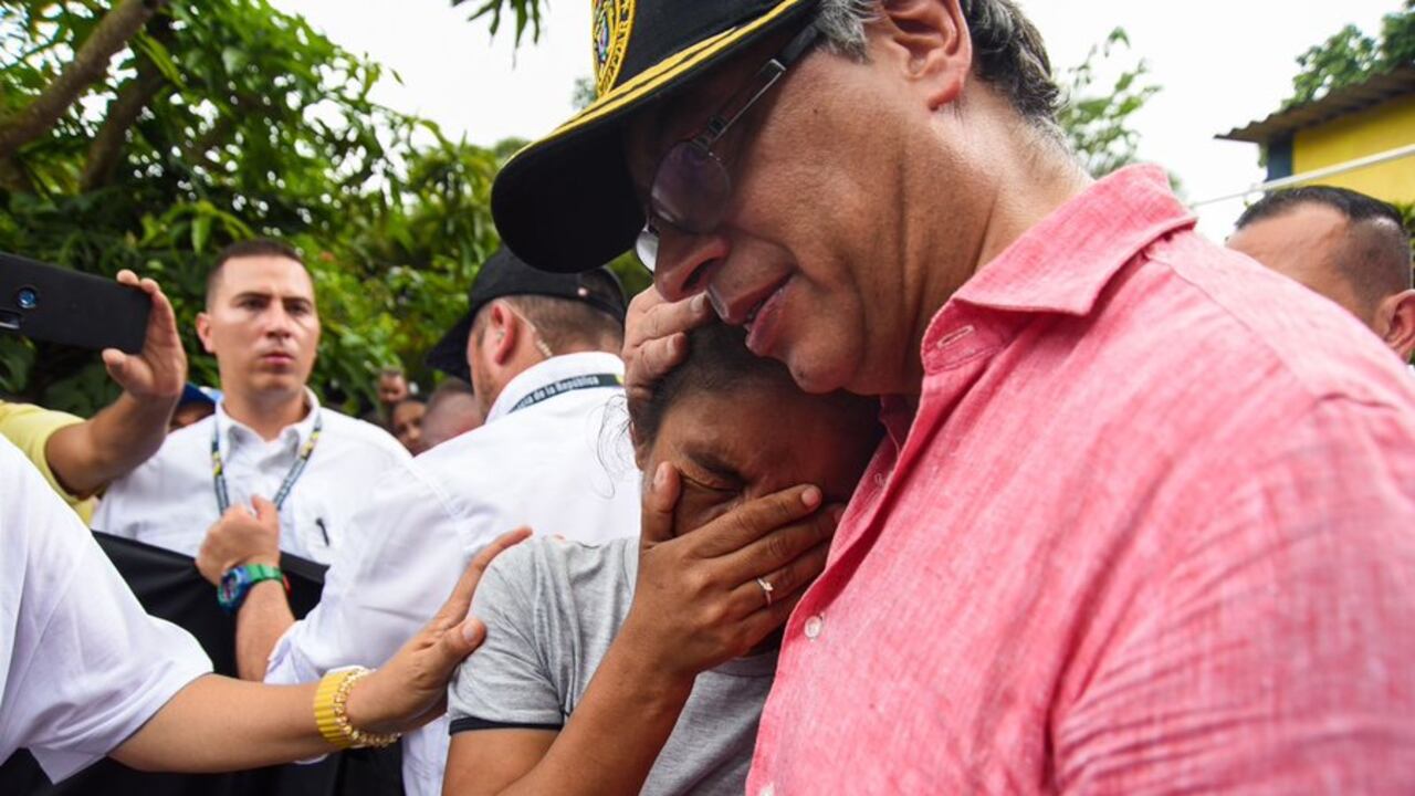Presidente Gustavo Petro con damnificados por el invierno