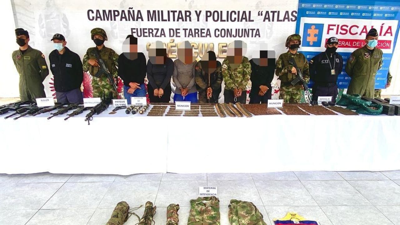 Los capturados en Tumaco, presentados ante los medios de comunicación.