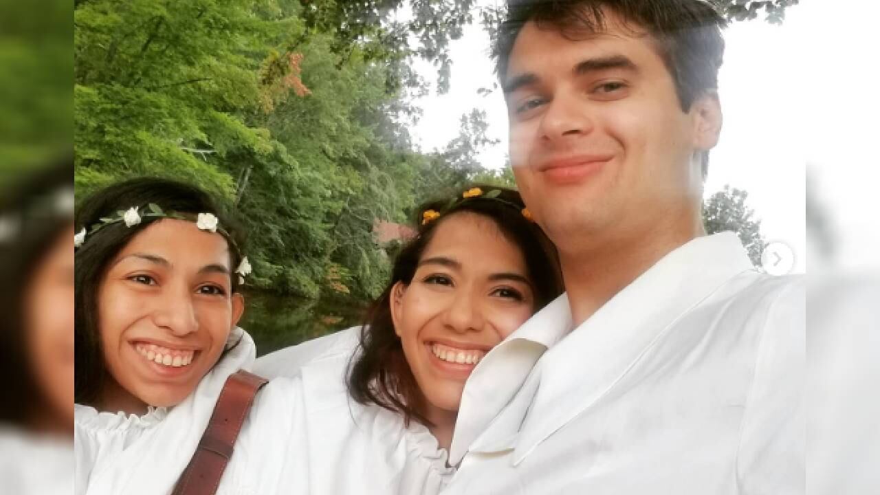 La siamesa Carmen tiene una relación y, con su hermana, procura llegar a acuerdos como los lugares donde cenarán.