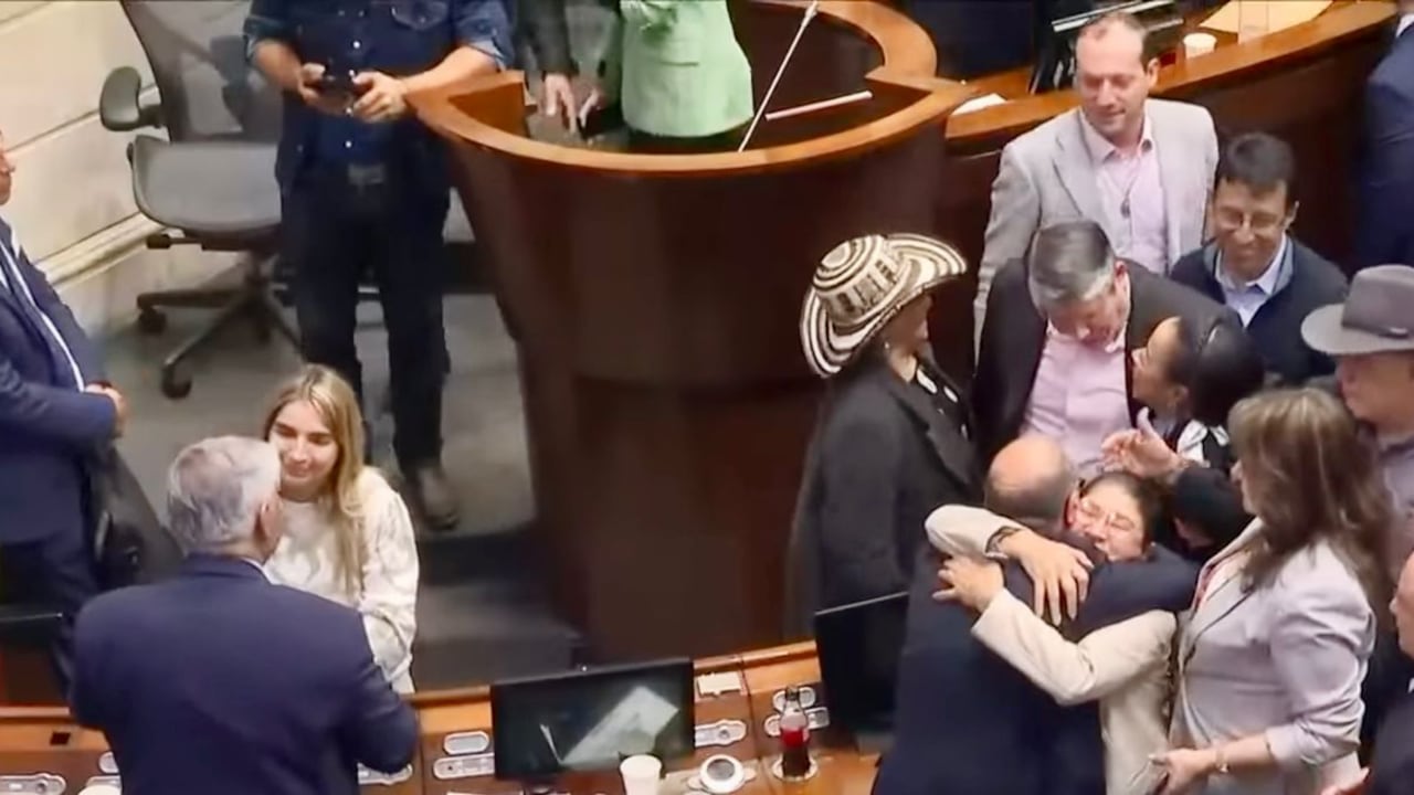 El abrazo de Sandra Ramírez a Carlos Camargo tras su elección como magistrado de la Corte Constitucional.