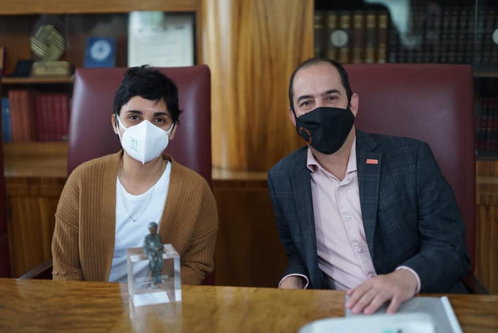 Natalia Jiménez Cardozo ganó el XIII Premio El Barco de Vapor. Aquí con el Ministro de Cultura Felipe Buitrago. Cortesía de MinCultura