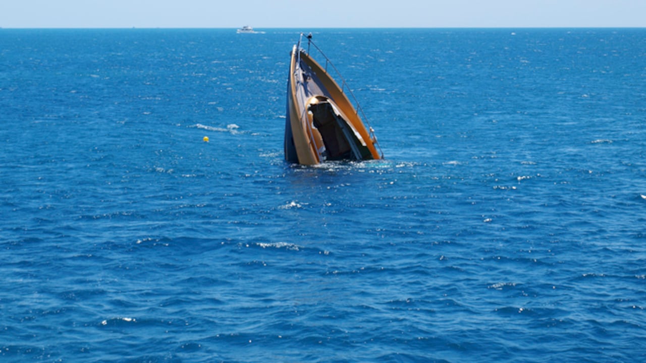 Una embarcación de 20 pies se hizo a la mar aproximadamente a 14 millas al oeste de Casey Key, Florida.