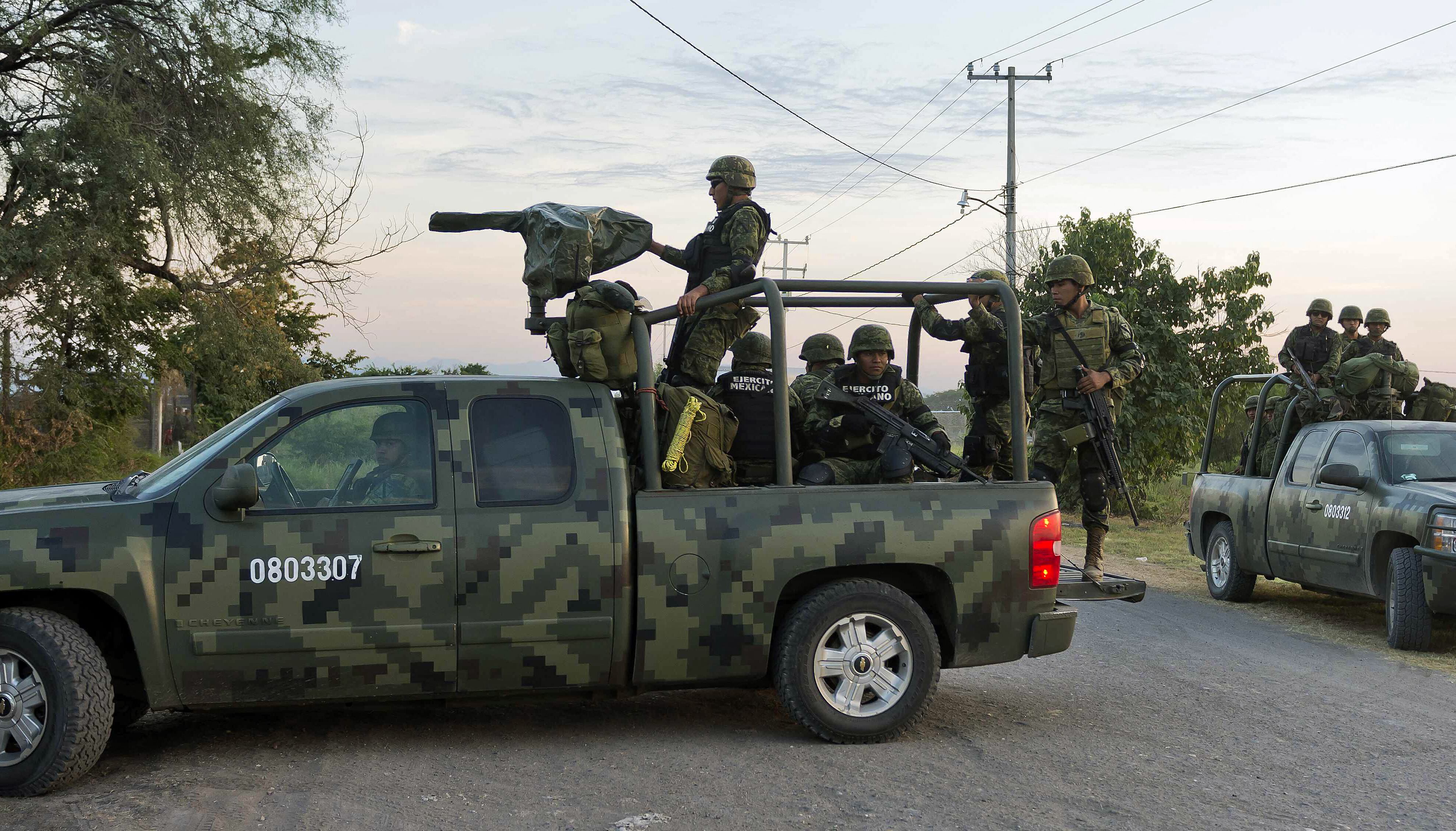 Miembros del ejército mexicano llegan a La Ruana, estado de Michoacán, México, el 30 de noviembre de 2013.