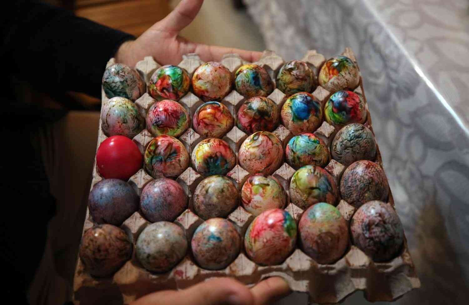 En Edirne, se realizó una ceremonia en la iglesia ortodoxa búlgara Sveti Georgi para las vacaciones de Pascua de los cristianos. (Hakan Mehmet Sahin - Agencia Anadolu)