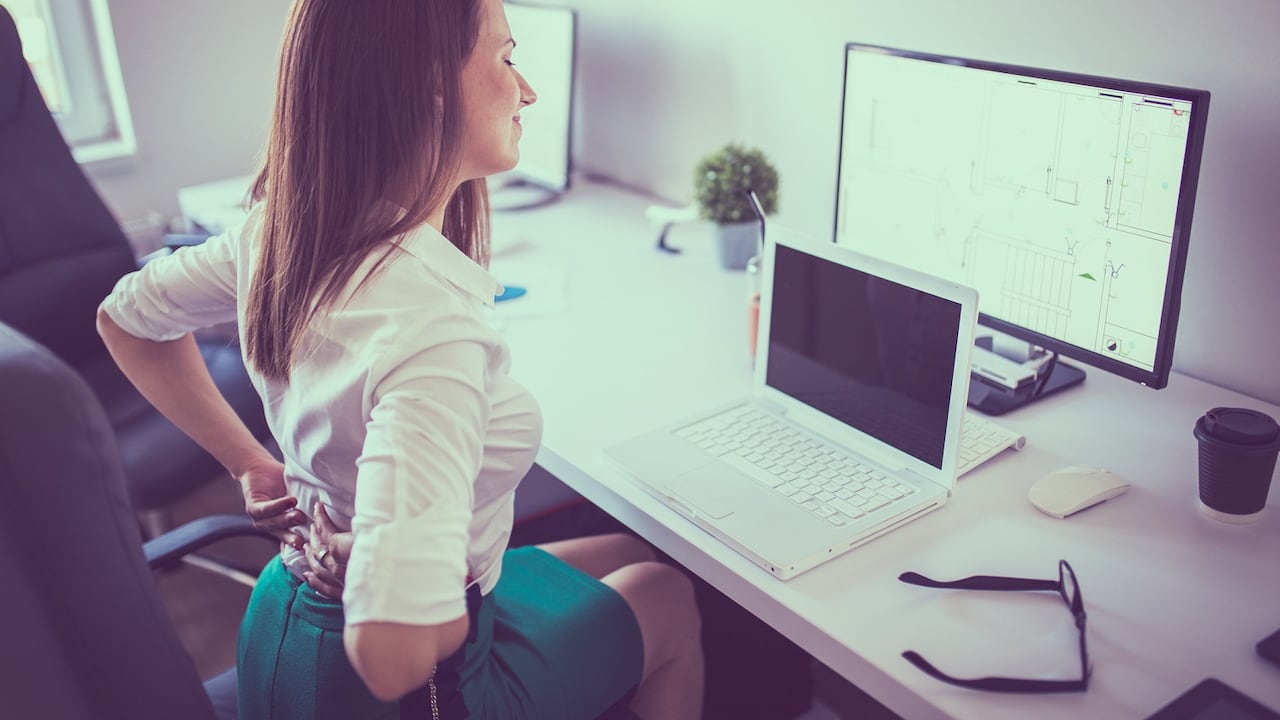 Así puede evitar dolores de espalda a causa de la mala postura.