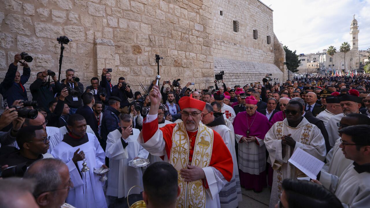 Miembros del clero participan en la procesión navideña anual encabezada por el patriarca latino de Jerusalén.