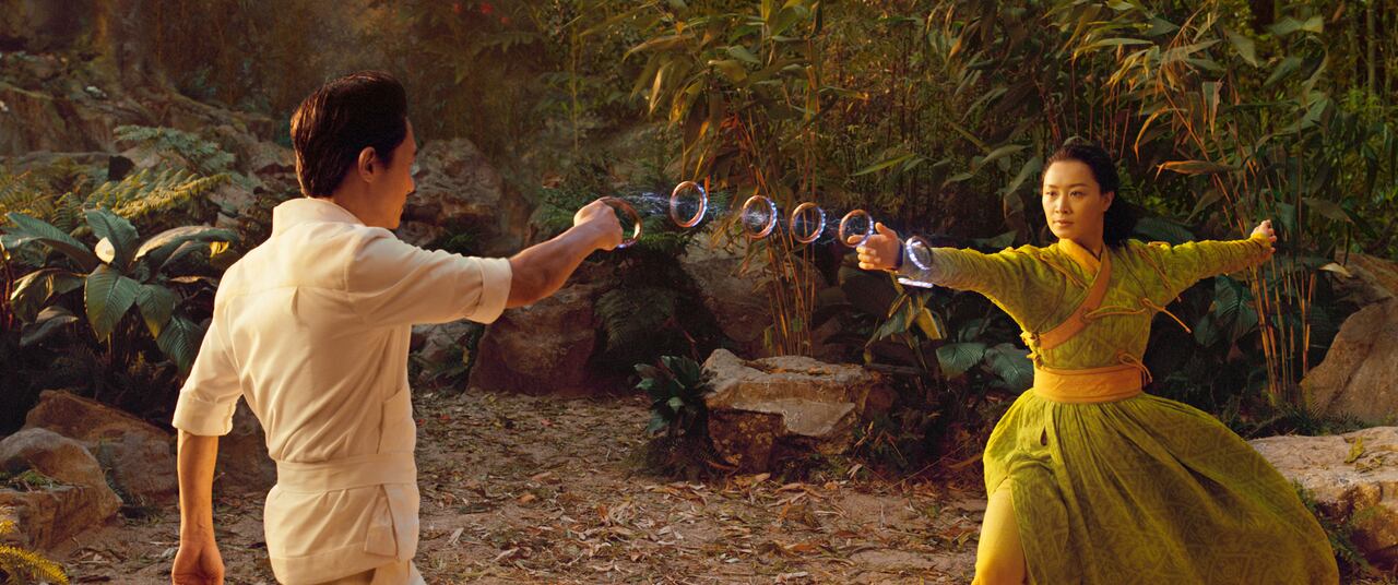Tony Leung, izquierda, y Fala Chen en una escena de "Shang-Chi and the Legend of the Ten Rings" en una imagen proporcionada por Marvel Studios. (Marvel Studios via AP)