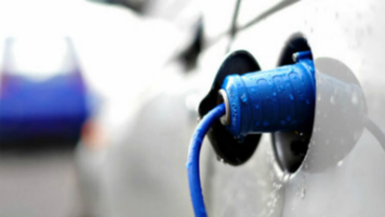 Algunos acusan a las petroleras de financiar informes que desprestigian al auto eléctrico frente al de gasolina.