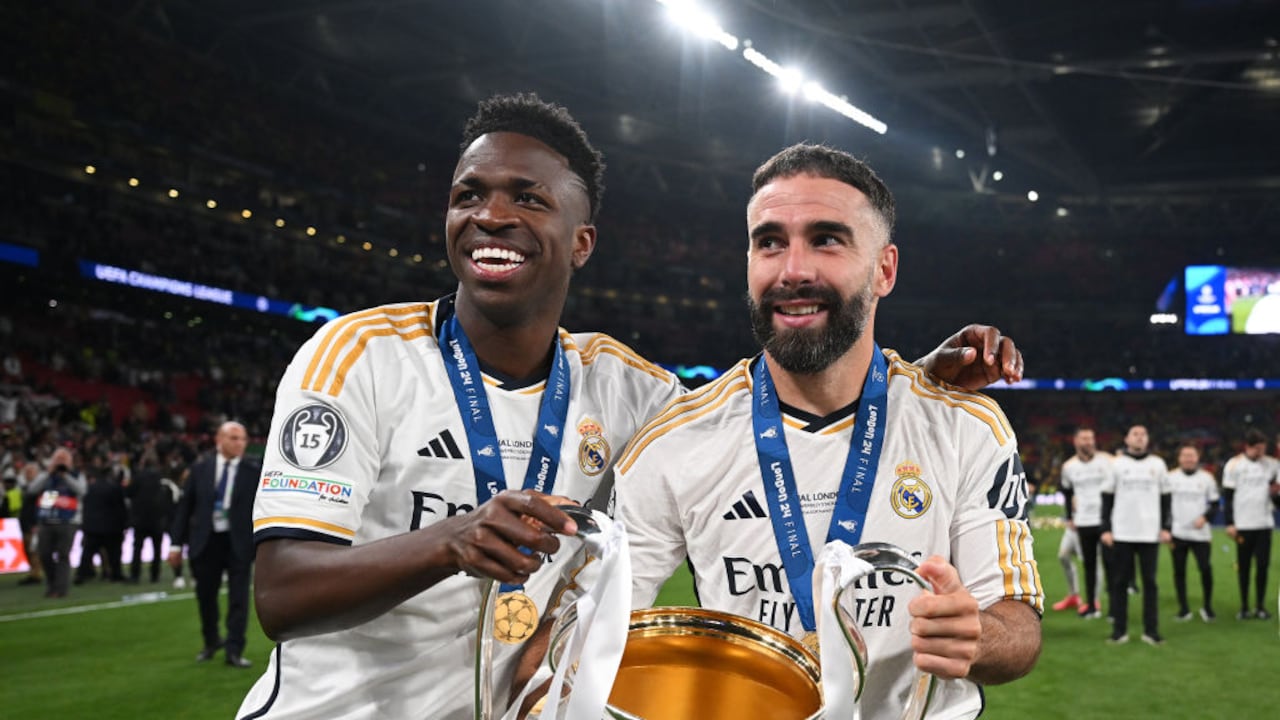 Vinicius Junior y Daniel Carvajal, del Real Madrid, celebran con el Trofeo de la Liga de Campeones de la UEFA tras la victoria del equipo durante el partido final de la Liga de Campeones de la UEFA 2023/24 entre el Borussia Dortmund y el Real Madrid CF en el estadio de Wembley el 1 de junio. 2024 en Londres, Inglaterra. (Foto de Michael Regan - UEFA/UEFA vía Getty Images)