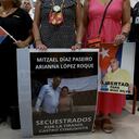 Muchos de los presentes llevaban banderas cubanas, carteles contra Díaz-Canel o con mensajes para exigir la liberación de los arrestados a raíz de las protestas del año pasado.