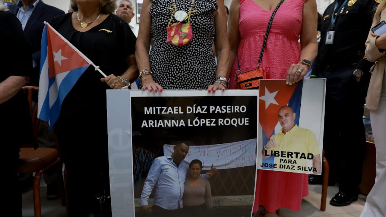 Muchos de los presentes llevaban banderas cubanas, carteles contra Díaz-Canel o con mensajes para exigir la liberación de los arrestados a raíz de las protestas del año pasado.