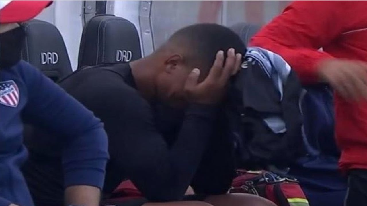 Ferlys García, llorando en el banquillo de suplentes tras ser sustituido.