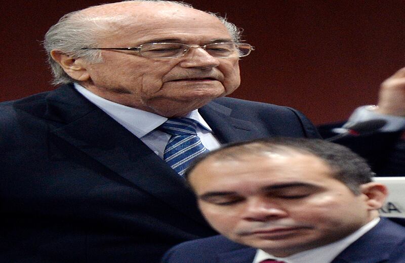 El presidente de la FIFA Sepp Blatter, izquierda, pasa al lado del príncipe Ali bin al-Hussein, derecha, durante el 65° Congreso de la FIFA en Zúrich en el que Blatter quiere ser reelegido. (Walter Bieri/Keystone vía AP)