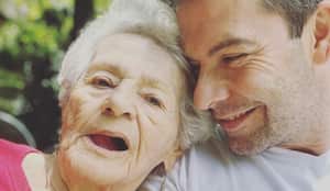 El presentador está de luto por el fallecimiento de su madre, 'doña Tere', como le decía.