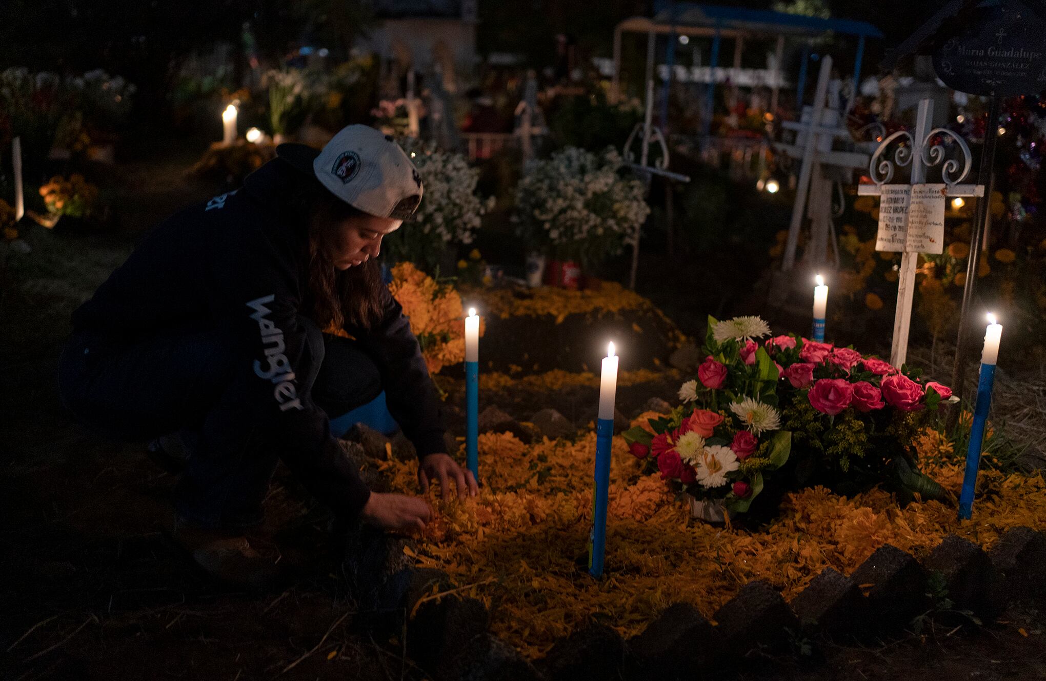 En imágenes : Familias mexicanas se reúnen en cementerios para celebrar el Día de Muertos