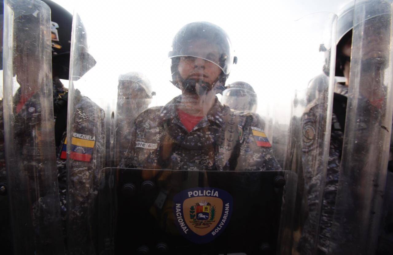 Los soldados hacen parte de la primera línea de defensa para defender los puentes fronterizos.foto: Diana Rey Melo