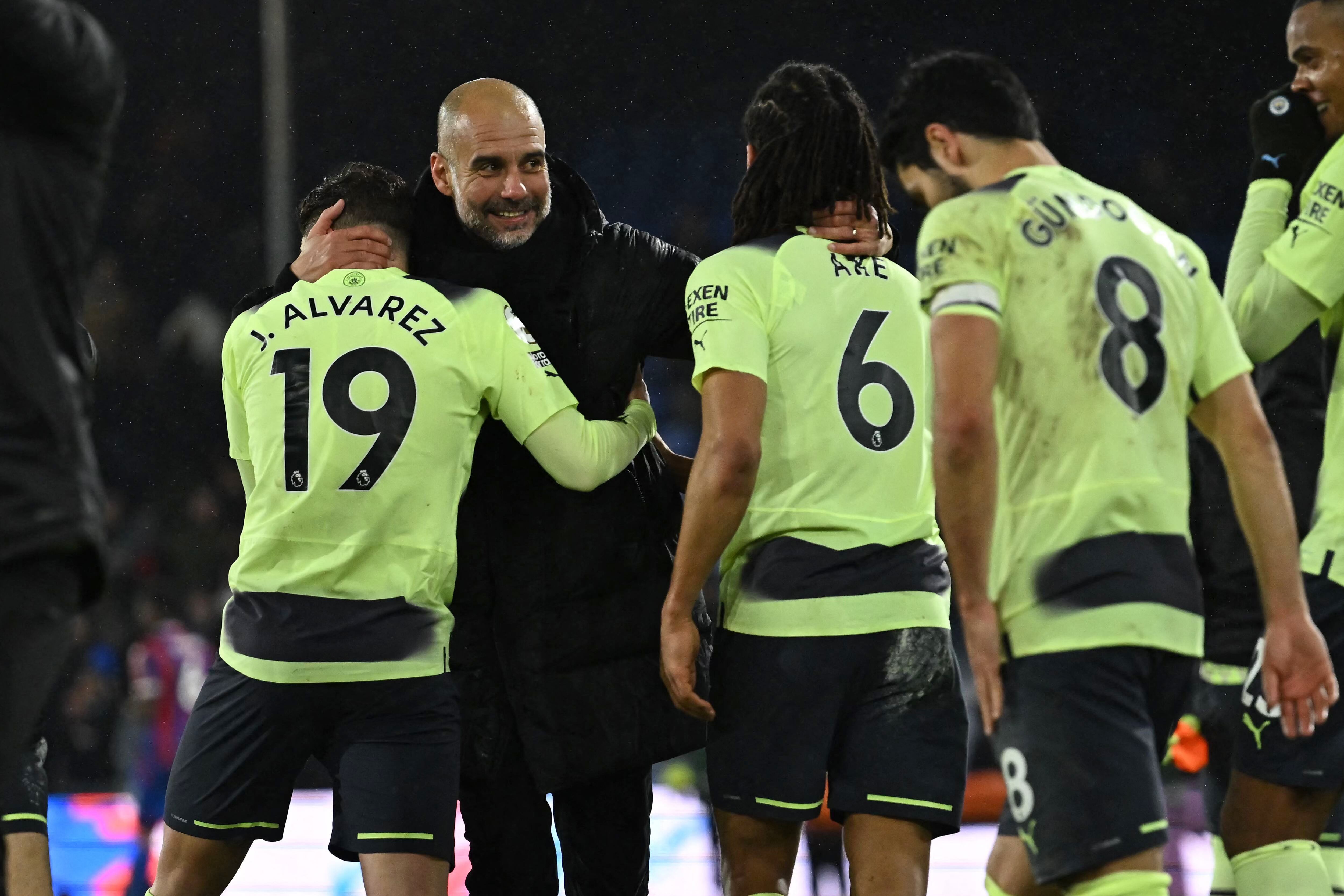 Los de Guardiola quieren alcanzar al líder Arsenal. Foto: AFP.