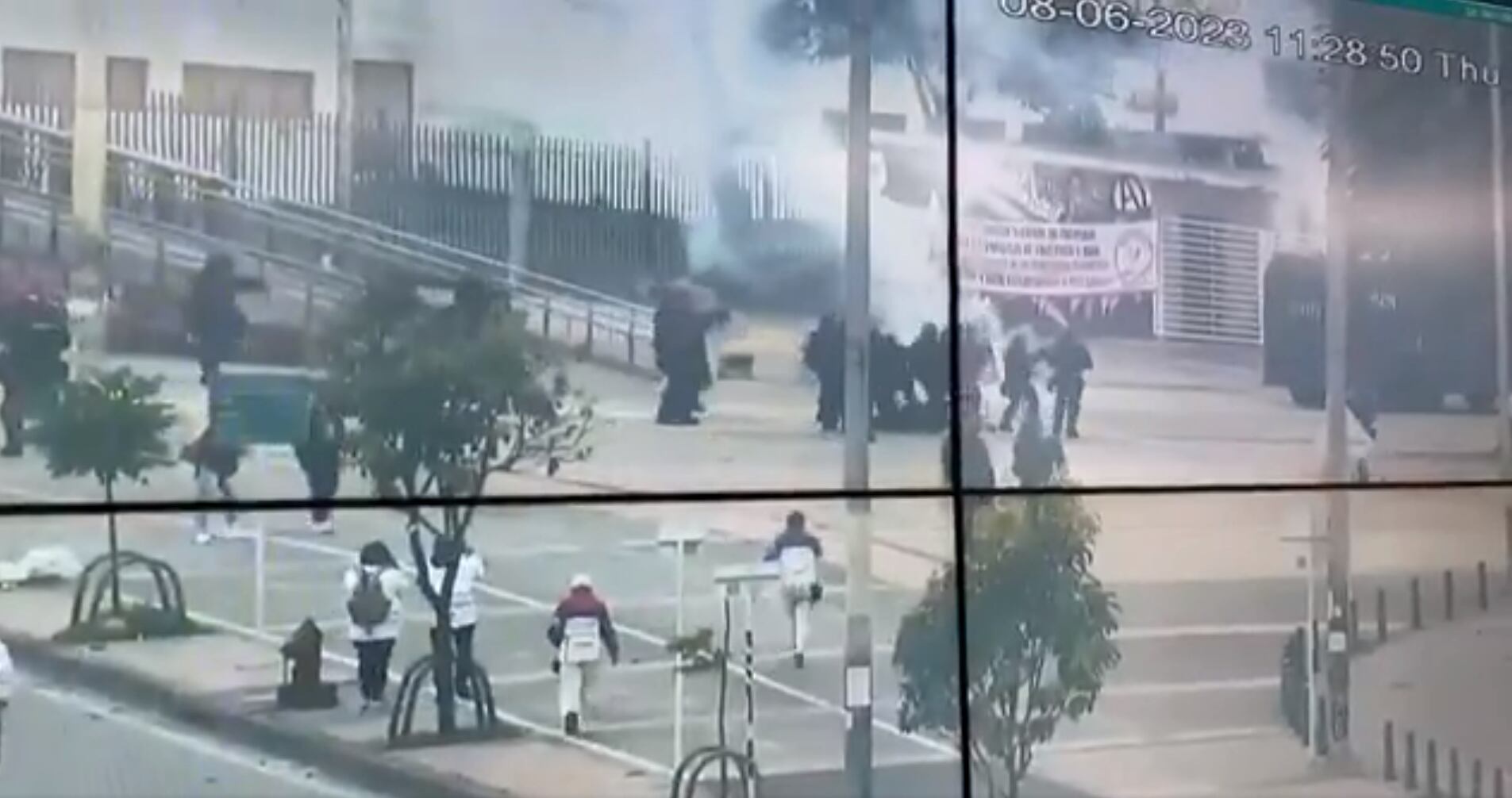 El momento justo donde un uniformado cae herido tras ser impactado con una papa bomba, en medio de los disturbios en Universidad Nacional de Bogotá.