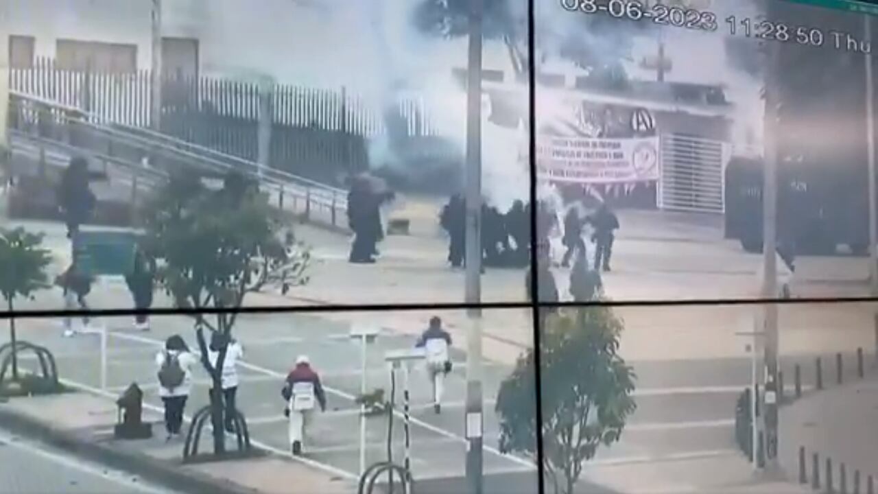 El momento justo donde un uniformado cae herido tras ser impactado con una papa bomba, en medio de los disturbios en Universidad Nacional de Bogotá.