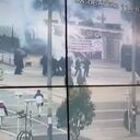 El momento justo donde un uniformado cae herido tras ser impactado con una papa bomba, en medio de los disturbios en Universidad Nacional de Bogotá.