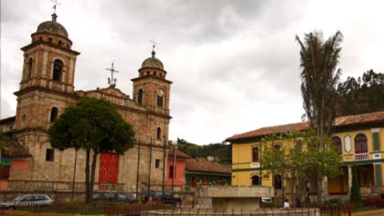 Aunque Tecnoambientales ha cumplido todos los requisitos ambientales y legales para el relleno sanitario en Nemocón, la comunidad se opone a que se haga en terrenos que antes eran un chircal. En la foto, el personero Camilo Poveda