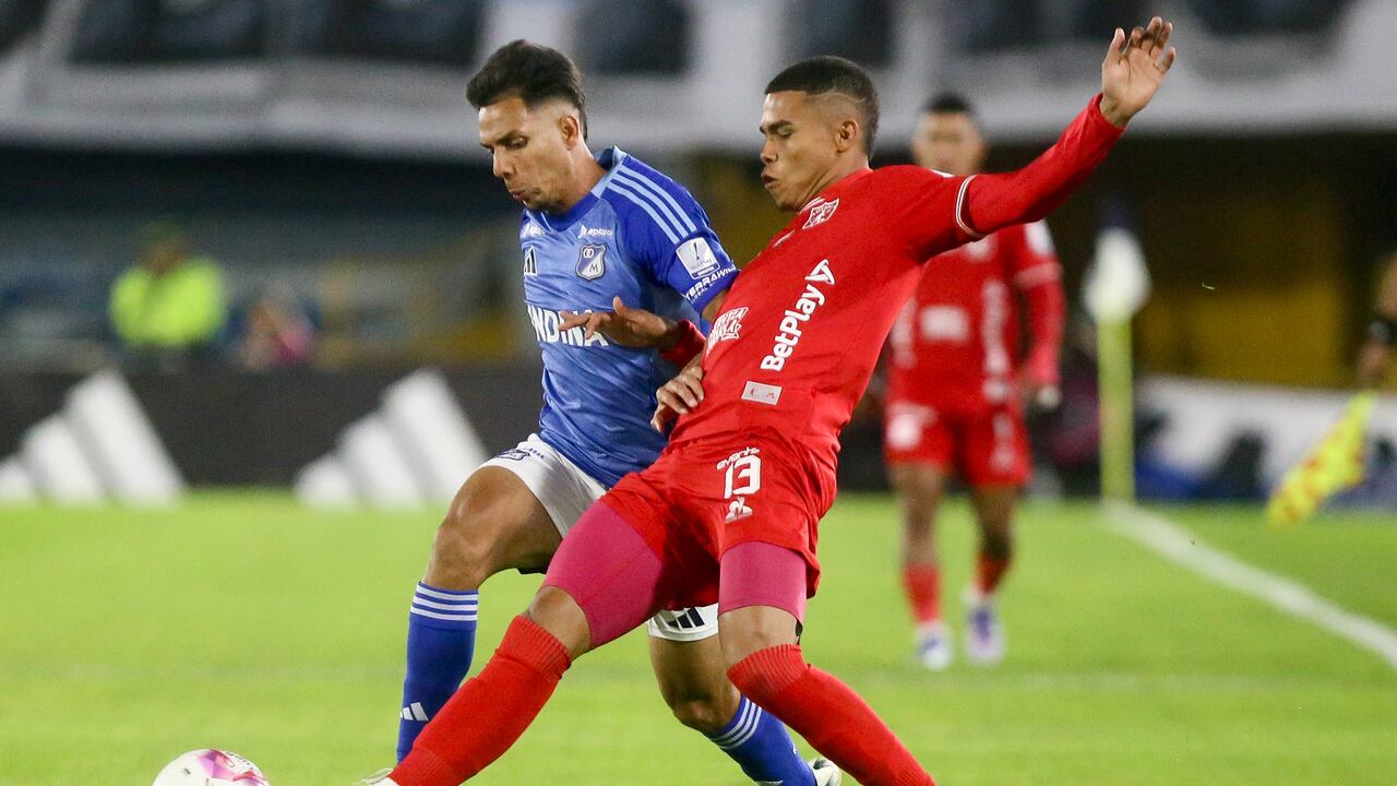 Mateo Castillo de América pelea un balón con Alex Castro de Millonarios.